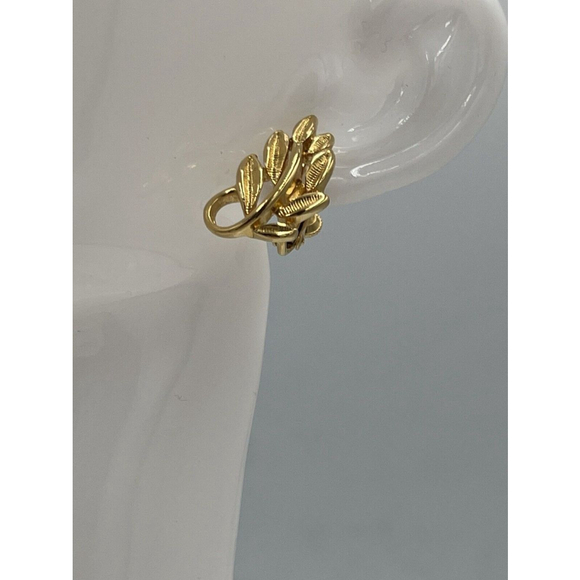 Vintage Signed Napier Gold Tone Screw Back Lever Leaf Earrings EUC - Picture 2 of 8